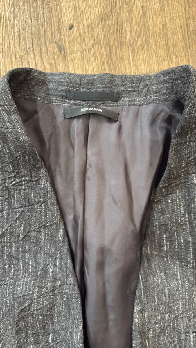 Veste blazer gris foncé texturée sans col avec deux boutons, fabriquée au Japon. 2