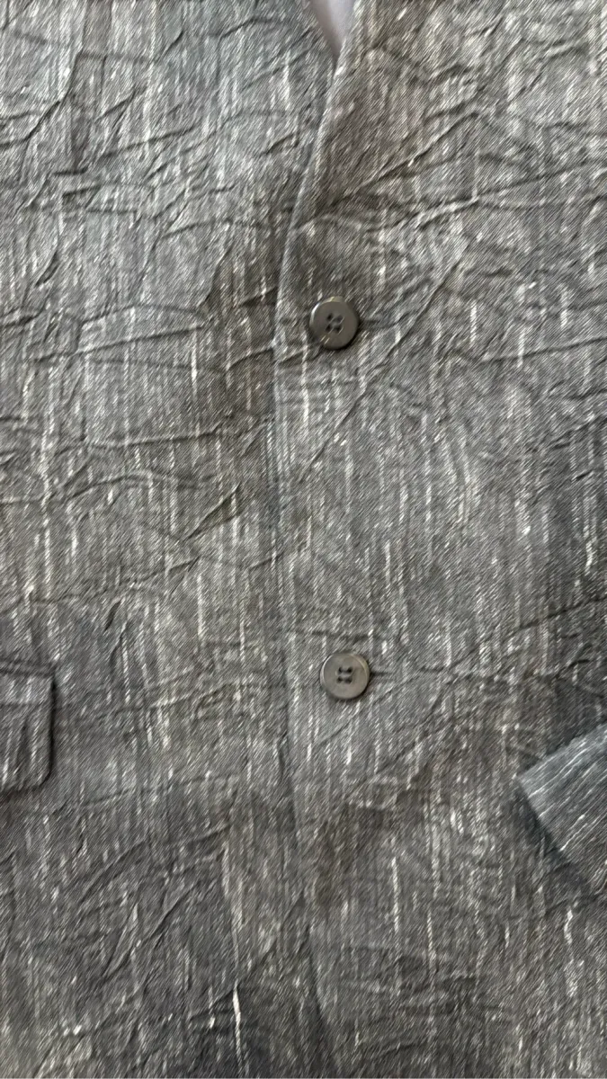 Veste blazer gris foncé texturée sans col avec deux boutons, fabriquée au Japon. 3