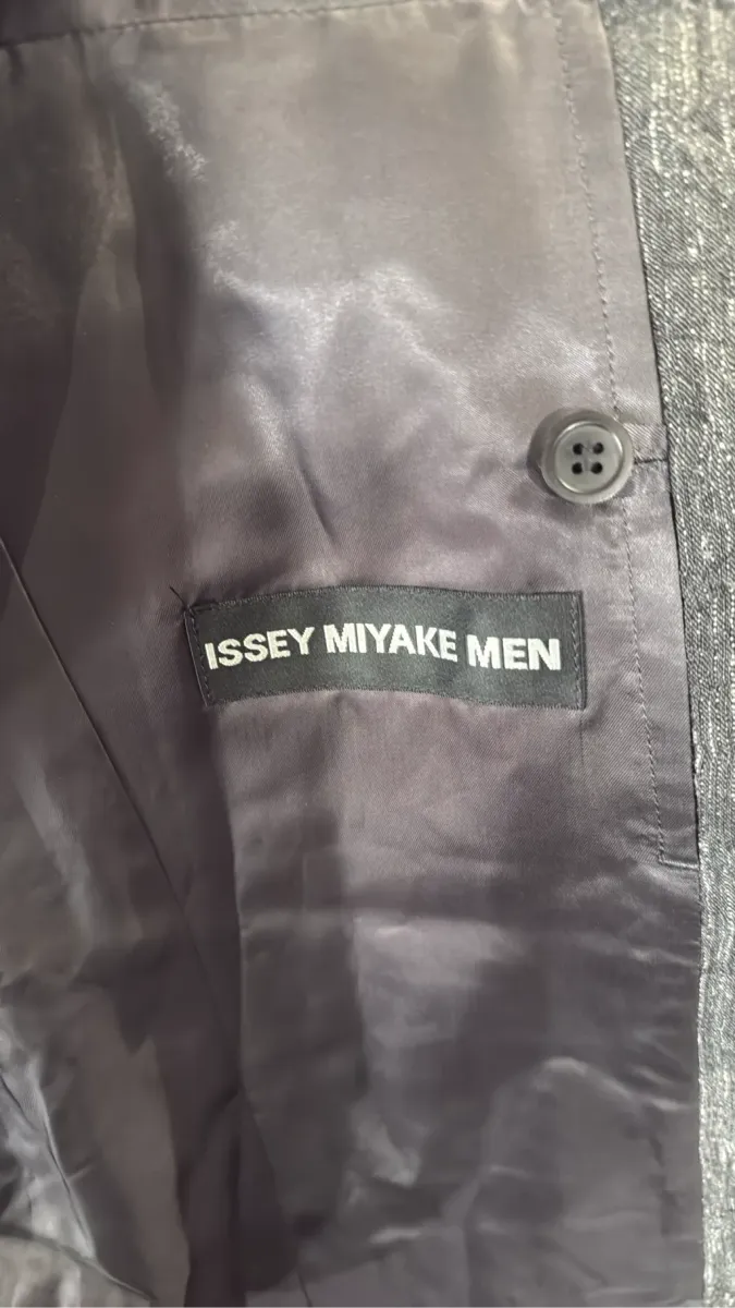 Veste blazer gris foncé texturée sans col avec deux boutons, fabriquée au Japon. 5
