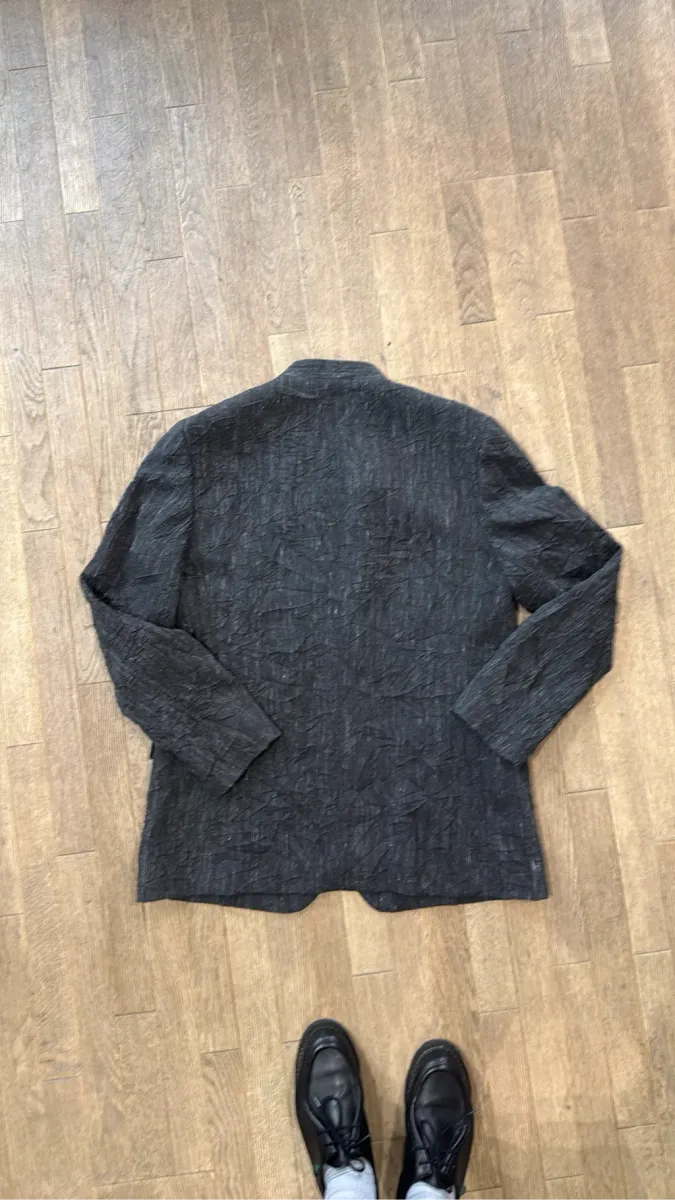 Veste blazer gris foncé texturée sans col avec deux boutons, fabriquée au Japon. 4