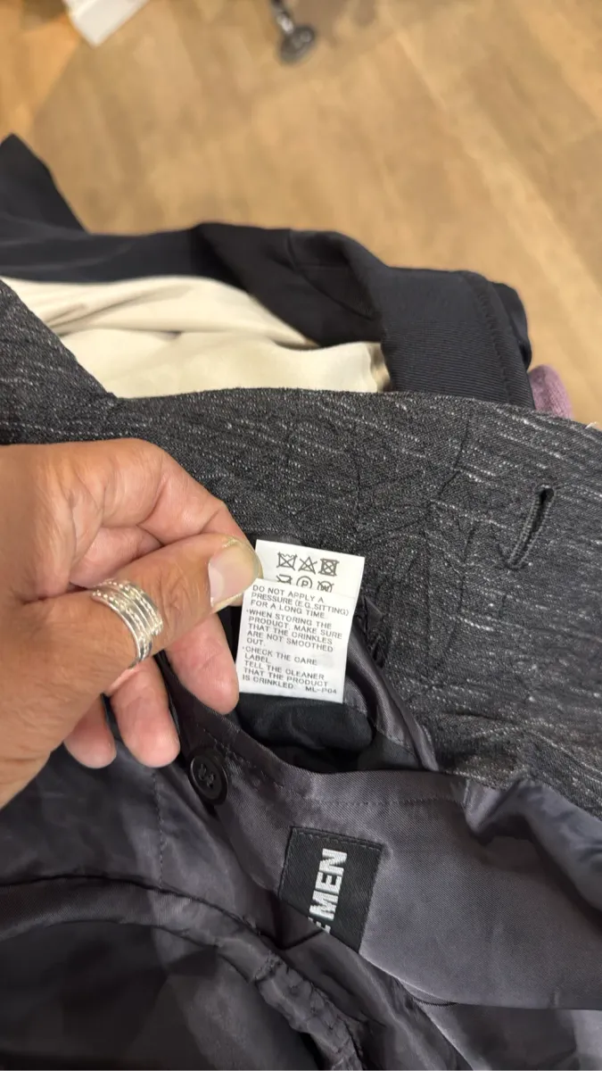 Veste blazer gris foncé texturée sans col avec deux boutons, fabriquée au Japon. 9