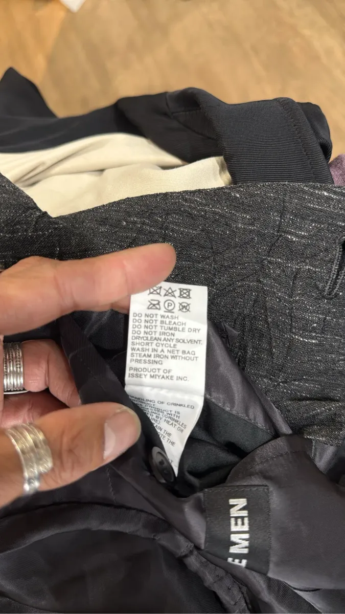 Veste blazer gris foncé texturée sans col avec deux boutons, fabriquée au Japon. 7