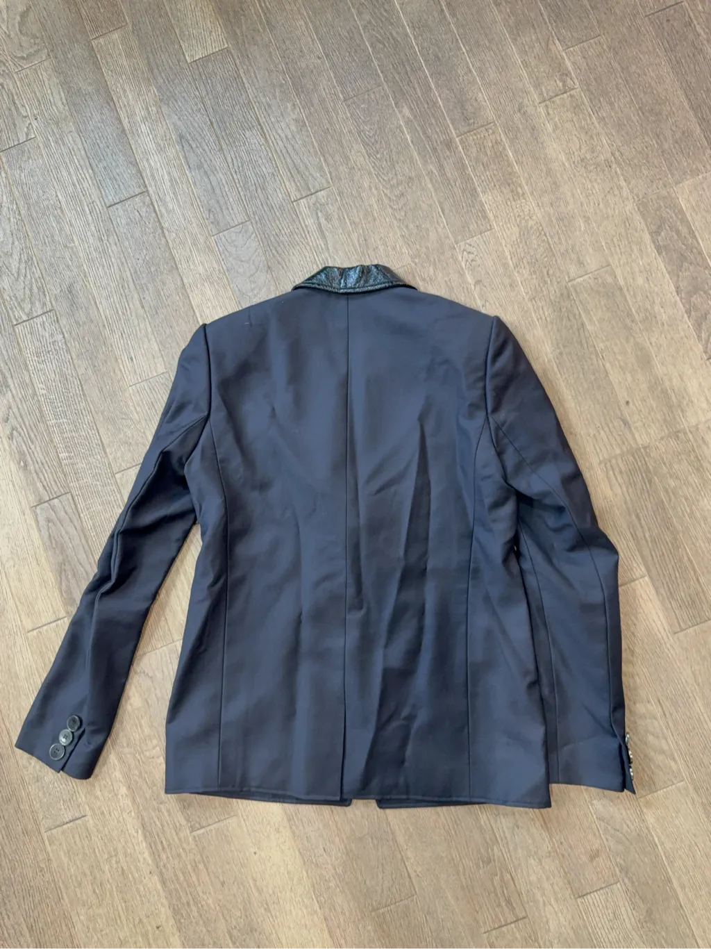 Blazer Courrèges anthracite avec col en cuir texturé noir et fermeture à trois boutons. 2