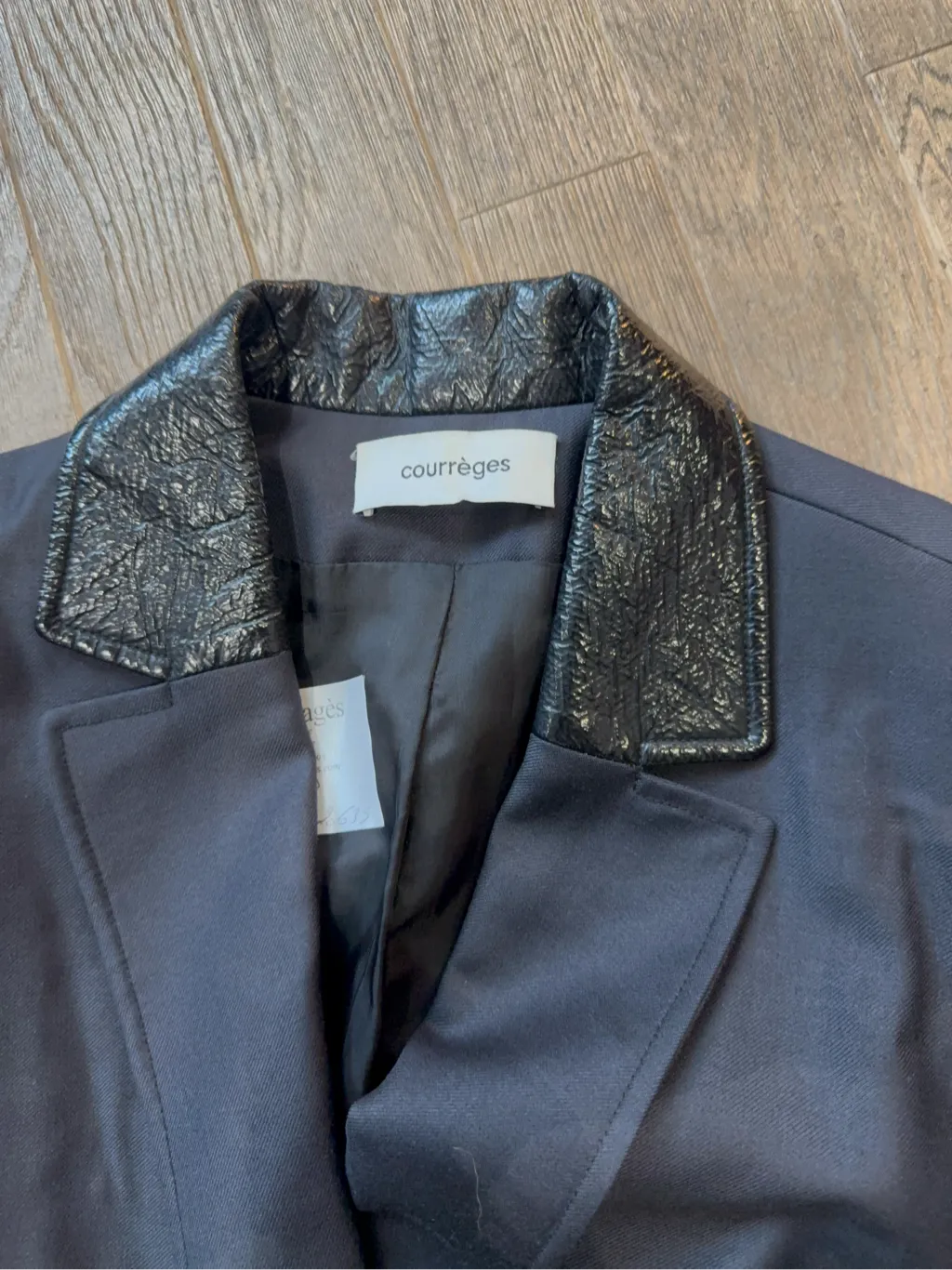 Blazer Courrèges anthracite avec col en cuir texturé noir et fermeture à trois boutons. 3