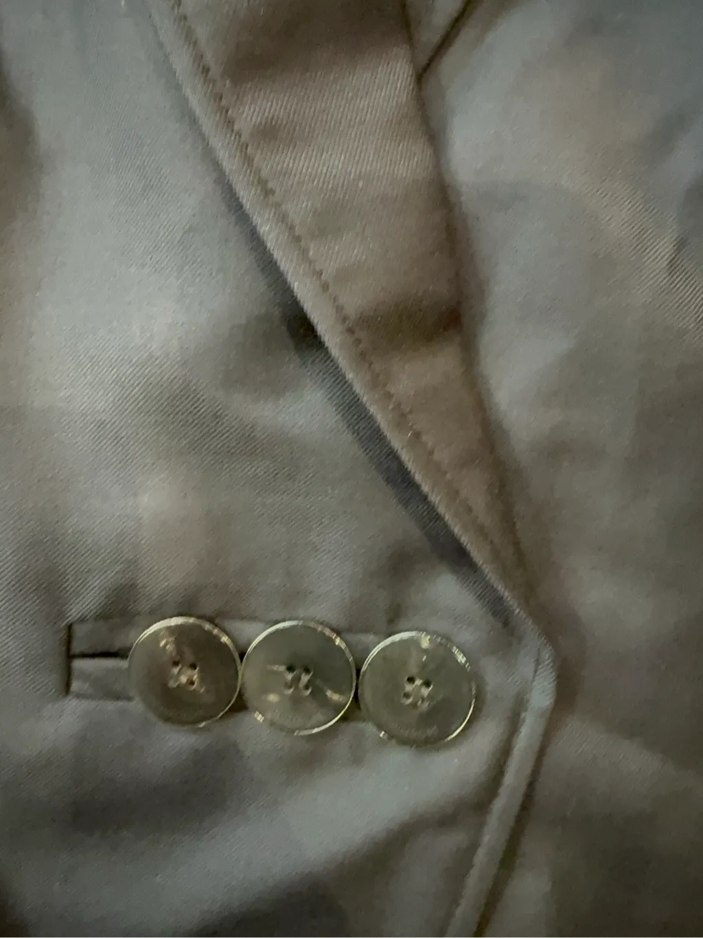 Blazer Courrèges anthracite avec col en cuir texturé noir et fermeture à trois boutons. 5