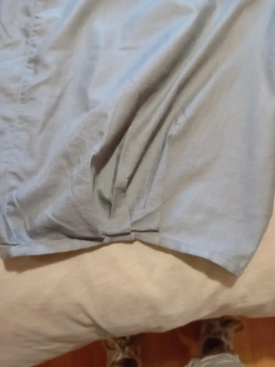 Jupe sarouel avec fronces en bas de chaque jambe, fronces plates sur le devant
2 poches arrières
Boutonnières devant
Taille 42 de chez cop copine
Très bon état tissu souple et fin ,gris clair 8