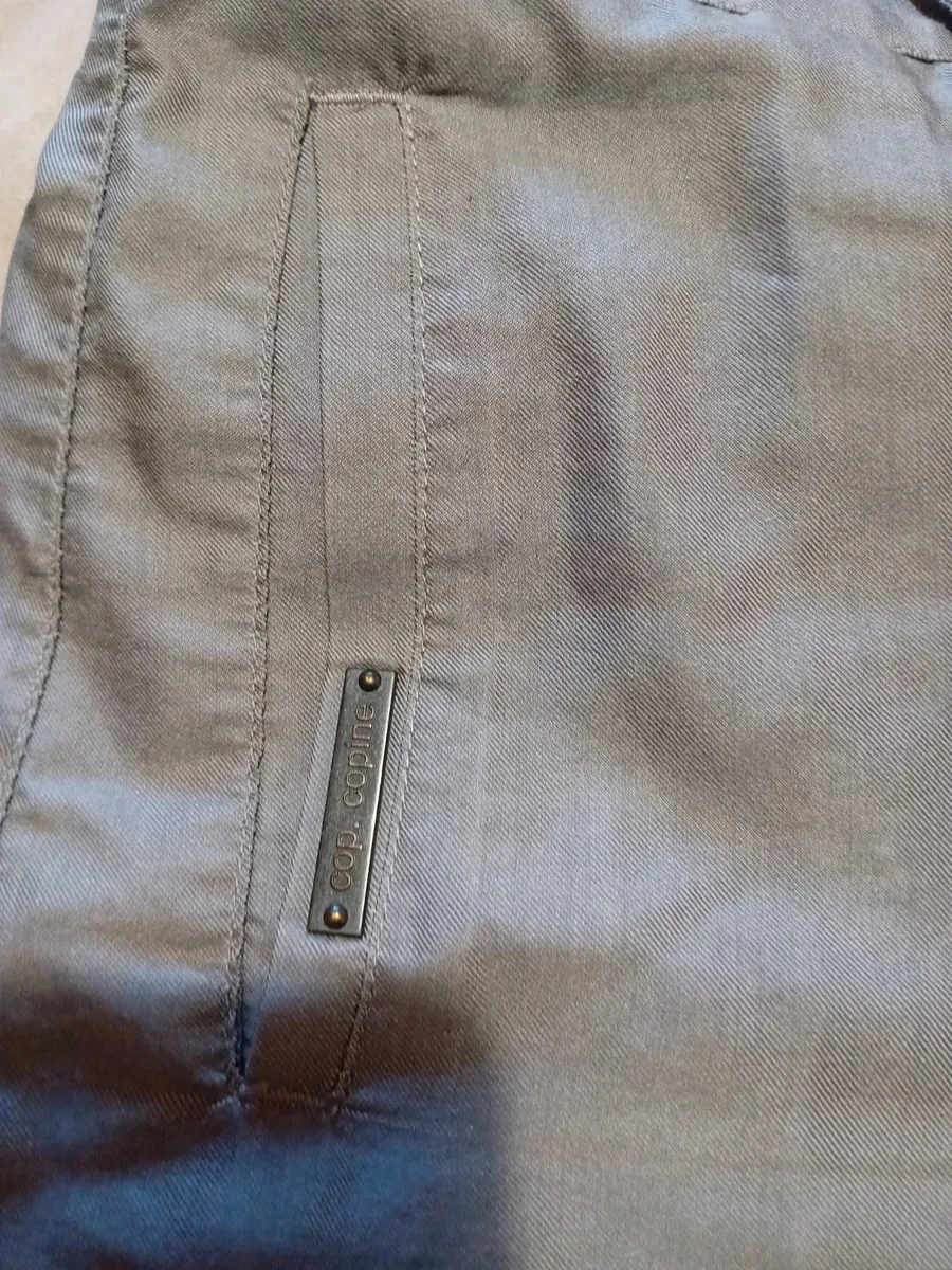 Jupe sarouel avec fronces en bas de chaque jambe, fronces plates sur le devant
2 poches arrières
Boutonnières devant
Taille 42 de chez cop copine
Très bon état tissu souple et fin ,gris clair 5