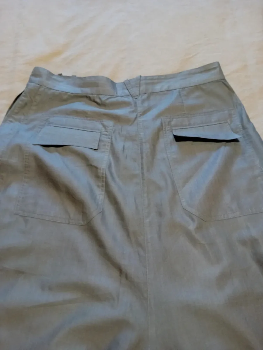 Jupe sarouel avec fronces en bas de chaque jambe, fronces plates sur le devant
2 poches arrières
Boutonnières devant
Taille 42 de chez cop copine
Très bon état tissu souple et fin ,gris clair 7