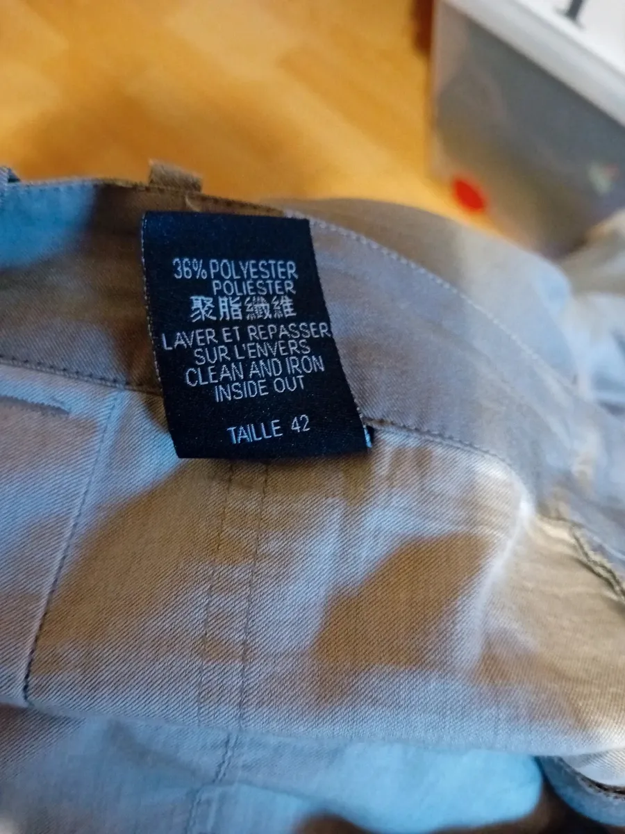 Jupe sarouel avec fronces en bas de chaque jambe, fronces plates sur le devant
2 poches arrières
Boutonnières devant
Taille 42 de chez cop copine
Très bon état tissu souple et fin ,gris clair 9
