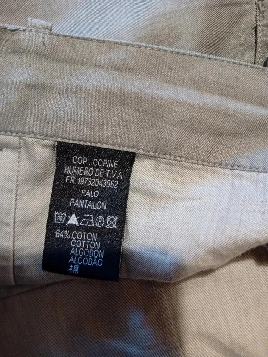 Jupe sarouel avec fronces en bas de chaque jambe, fronces plates sur le devant
2 poches arrières
Boutonnières devant
Taille 42 de chez cop copine
Très bon état tissu souple et fin ,gris clair 6