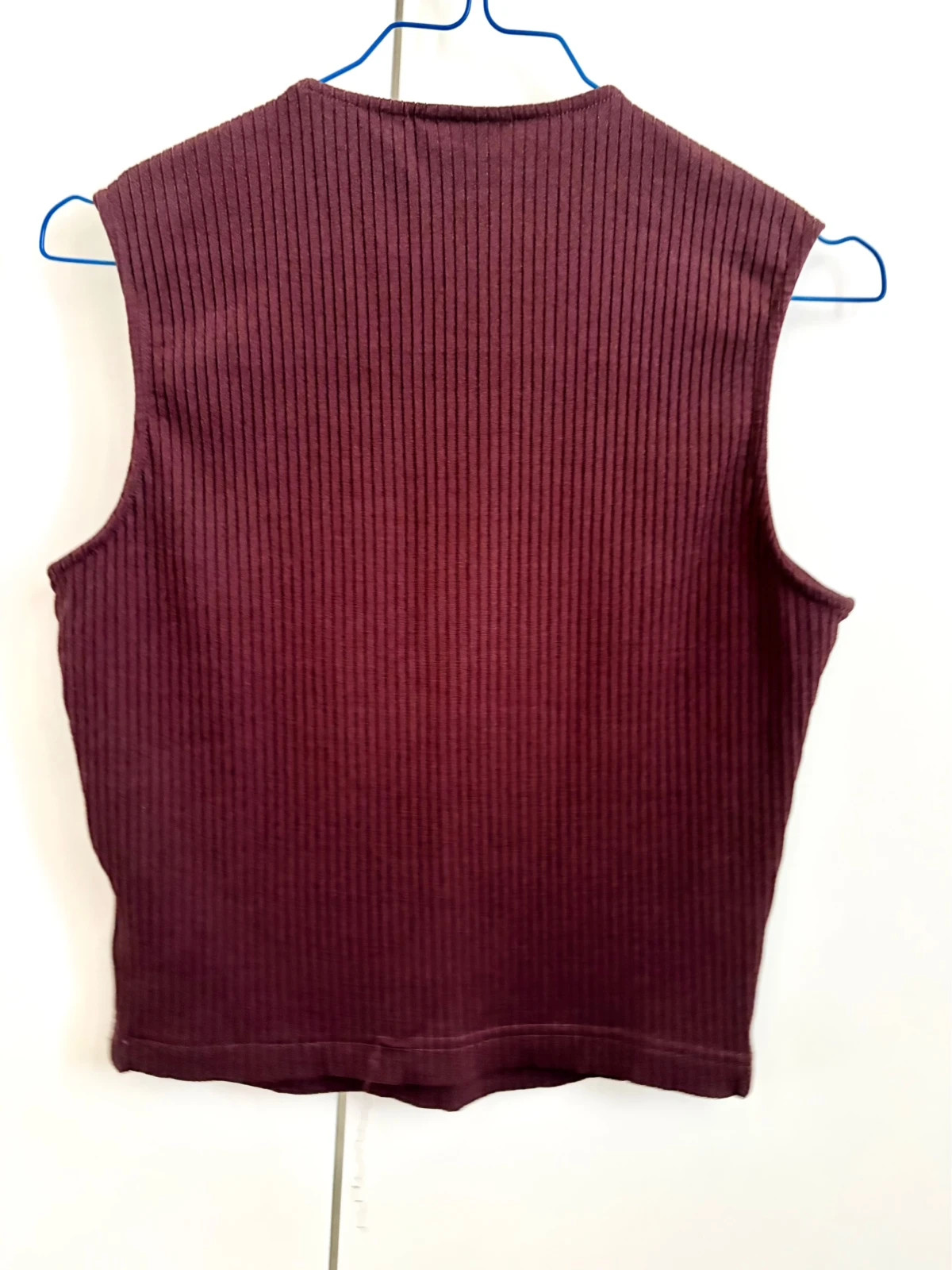 Top Versace Jeans Couture marron foncé, tissu stretch, taille L (convient S/M), excellent état. Une pièce vintage authentique. 3
