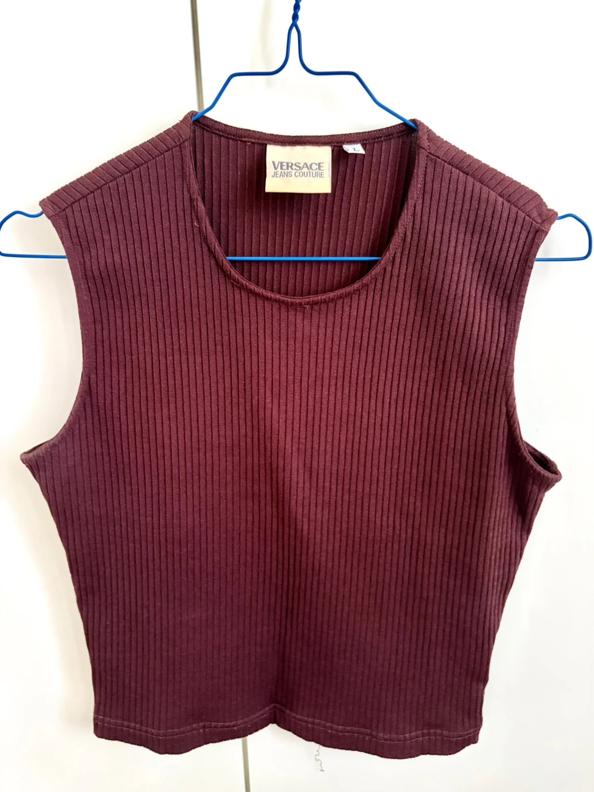 Top Versace Jeans Couture marron foncé, tissu stretch, taille L (convient S/M), excellent état. Une pièce vintage authentique.