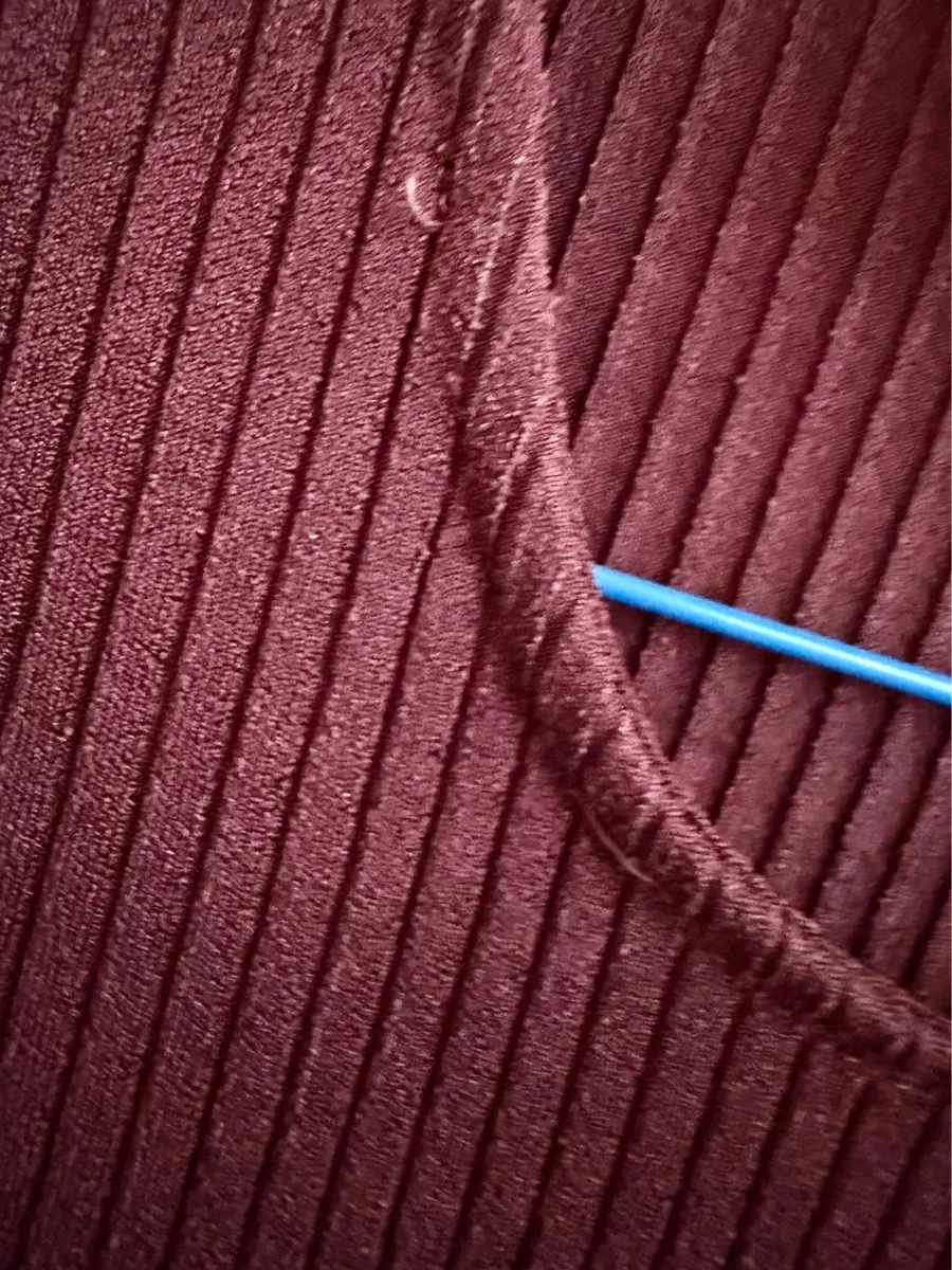 Top Versace Jeans Couture marron foncé, tissu stretch, taille L (convient S/M), excellent état. Une pièce vintage authentique. 4