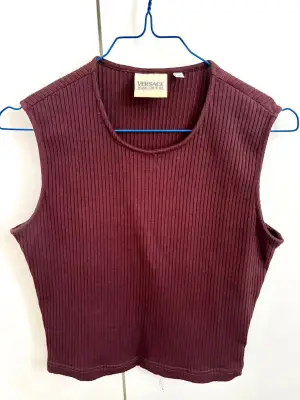 Top Versace Jeans Couture marron foncé, tissu stretch, taille L (convient S/M), excellent état. Une pièce vintage authentique.