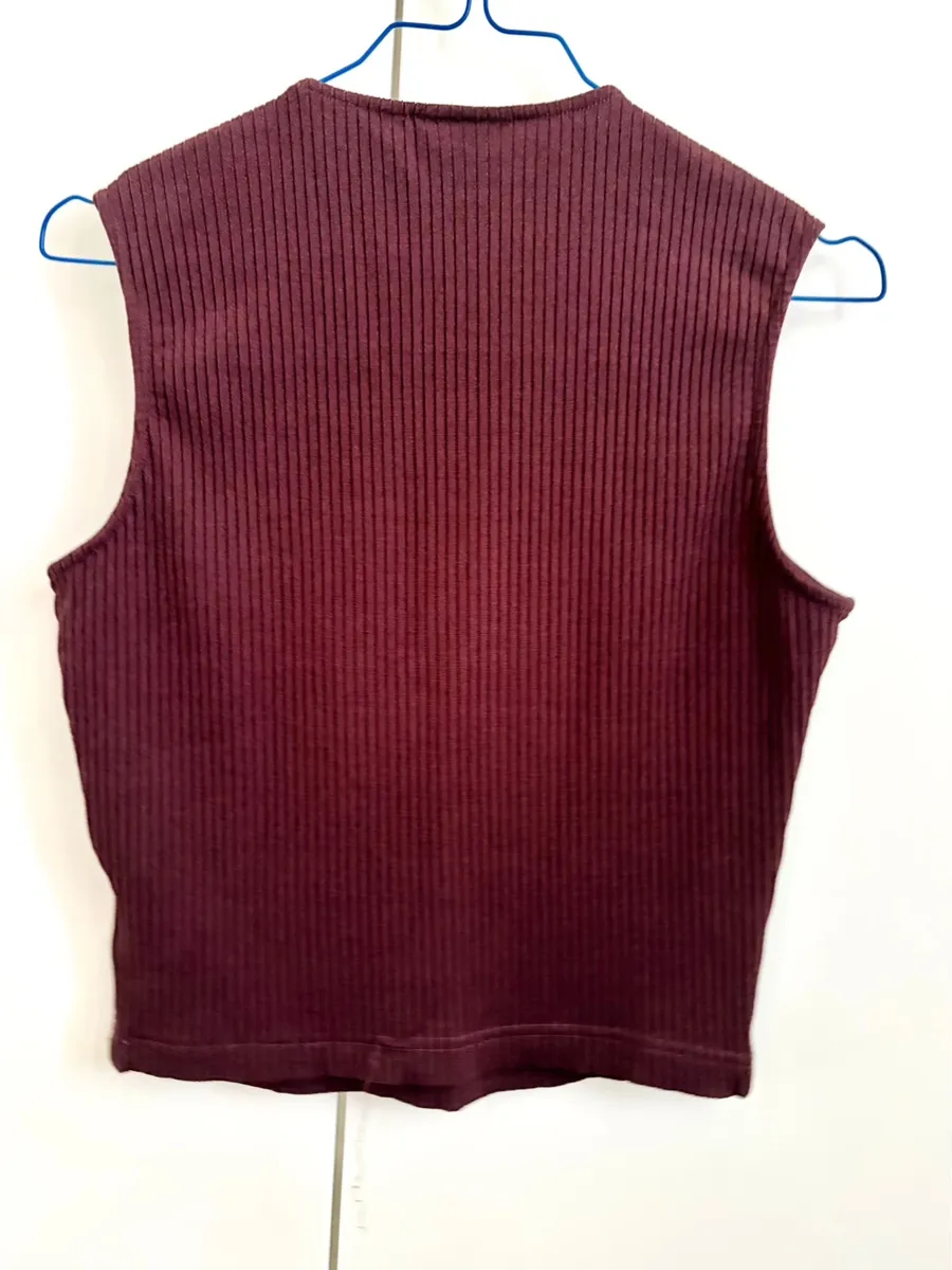 Top Versace Jeans Couture marron foncé, tissu stretch, taille L (convient S/M), excellent état. Une pièce vintage authentique. 3