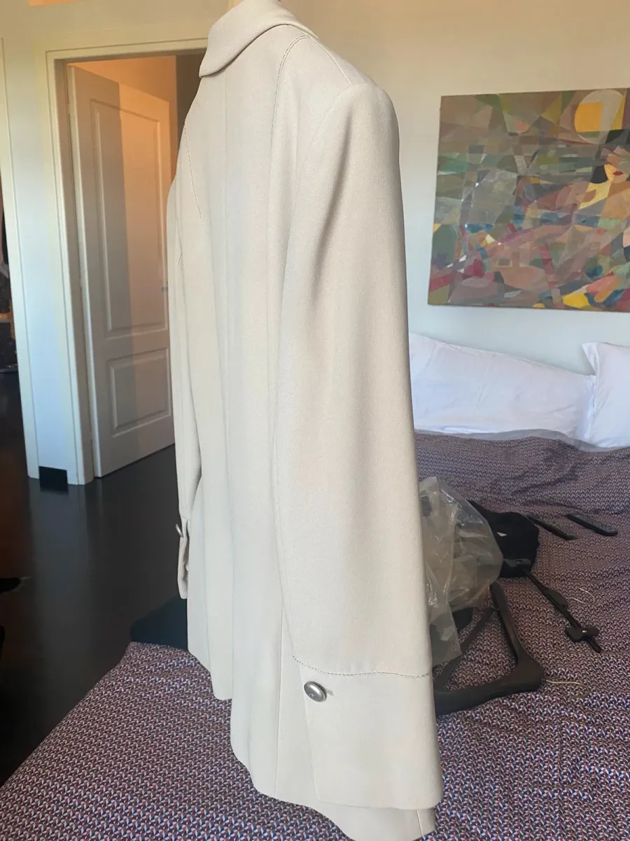 Claude Montana tailored jacket, by the emblematic French designer of the 1980s-90s. Plain beige, structured cut with strong shoulders — the Montana signature —, notched lapel and single-button closure. Fully lined. Size 36-38 (labelled L). Excellent vintage condition. A graphic, timeless designer piece that structures the silhouette. 5