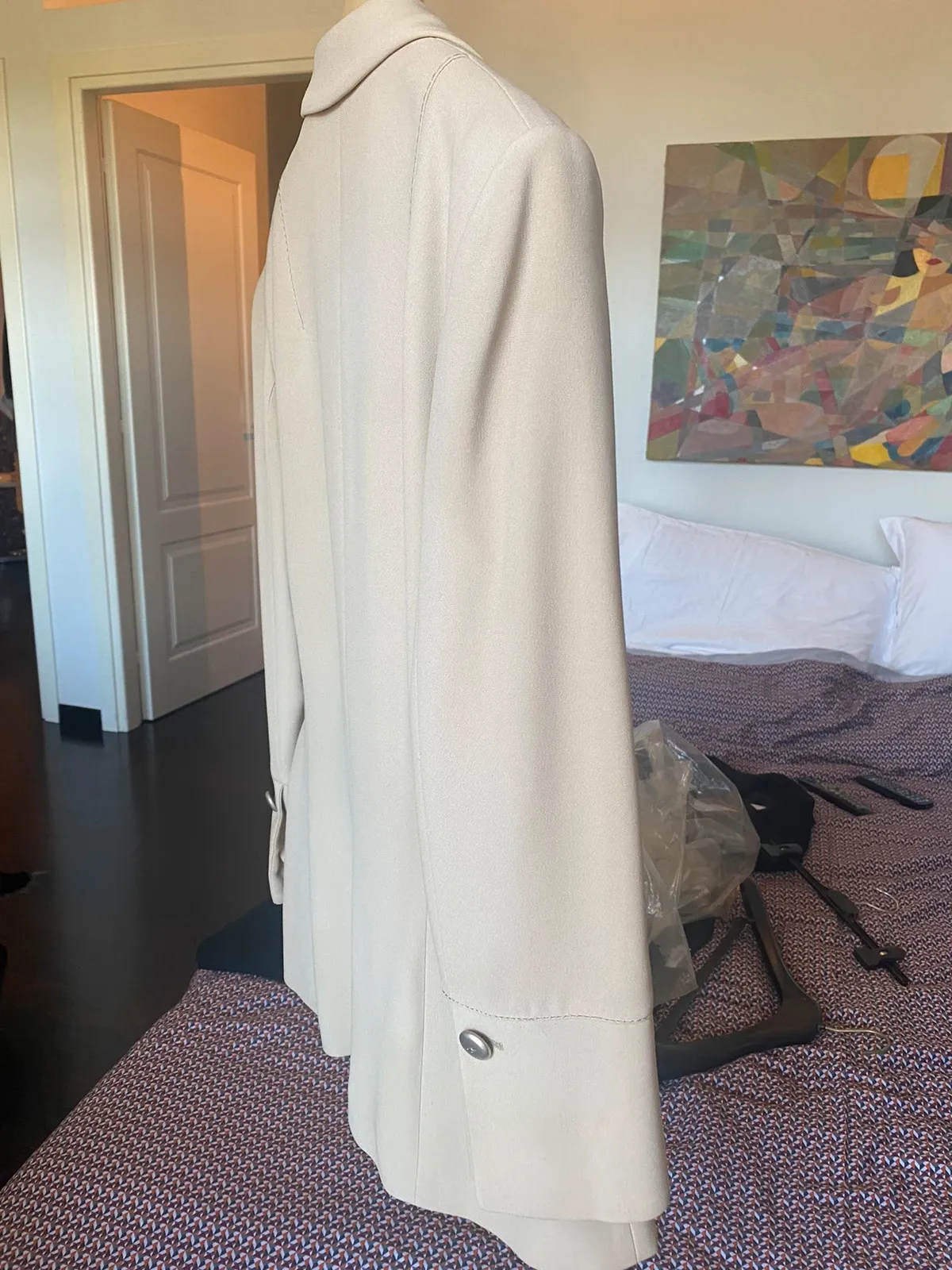 Claude Montana tailored jacket, by the emblematic French designer of the 1980s-90s. Plain beige, structured cut with strong shoulders — the Montana signature —, notched lapel and single-button closure. Fully lined. Size 36-38 (labelled L). Excellent vintage condition. A graphic, timeless designer piece that structures the silhouette. 4