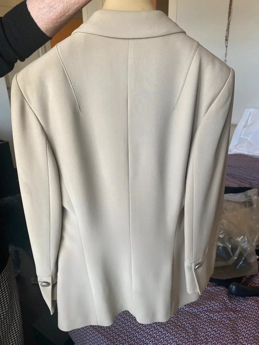 Claude Montana tailored jacket, by the emblematic French designer of the 1980s-90s. Plain beige, structured cut with strong shoulders — the Montana signature —, notched lapel and single-button closure. Fully lined. Size 36-38 (labelled L). Excellent vintage condition. A graphic, timeless designer piece that structures the silhouette. 3