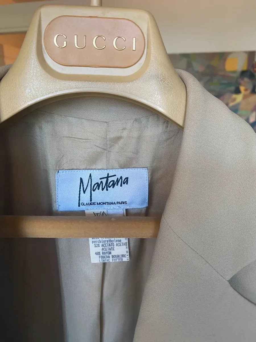 Claude Montana tailored jacket, by the emblematic French designer of the 1980s-90s. Plain beige, structured cut with strong shoulders — the Montana signature —, notched lapel and single-button closure. Fully lined. Size 36-38 (labelled L). Excellent vintage condition. A graphic, timeless designer piece that structures the silhouette. 6