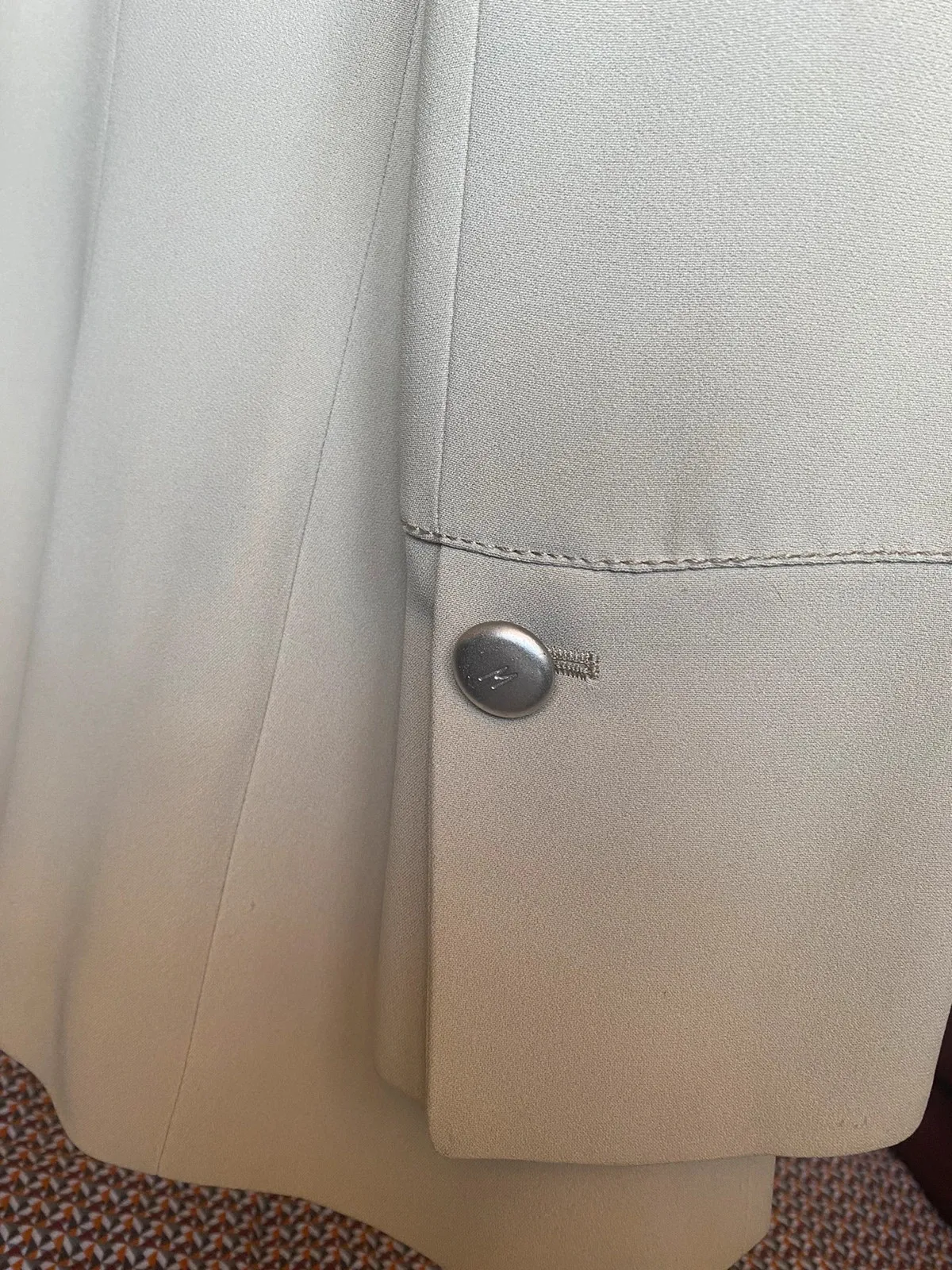 Claude Montana tailored jacket, by the emblematic French designer of the 1980s-90s. Plain beige, structured cut with strong shoulders — the Montana signature —, notched lapel and single-button closure. Fully lined. Size 36-38 (labelled L). Excellent vintage condition. A graphic, timeless designer piece that structures the silhouette. 3
