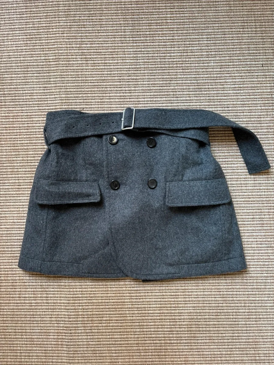 Can be worn on top of pants or another skirt
Perfect state