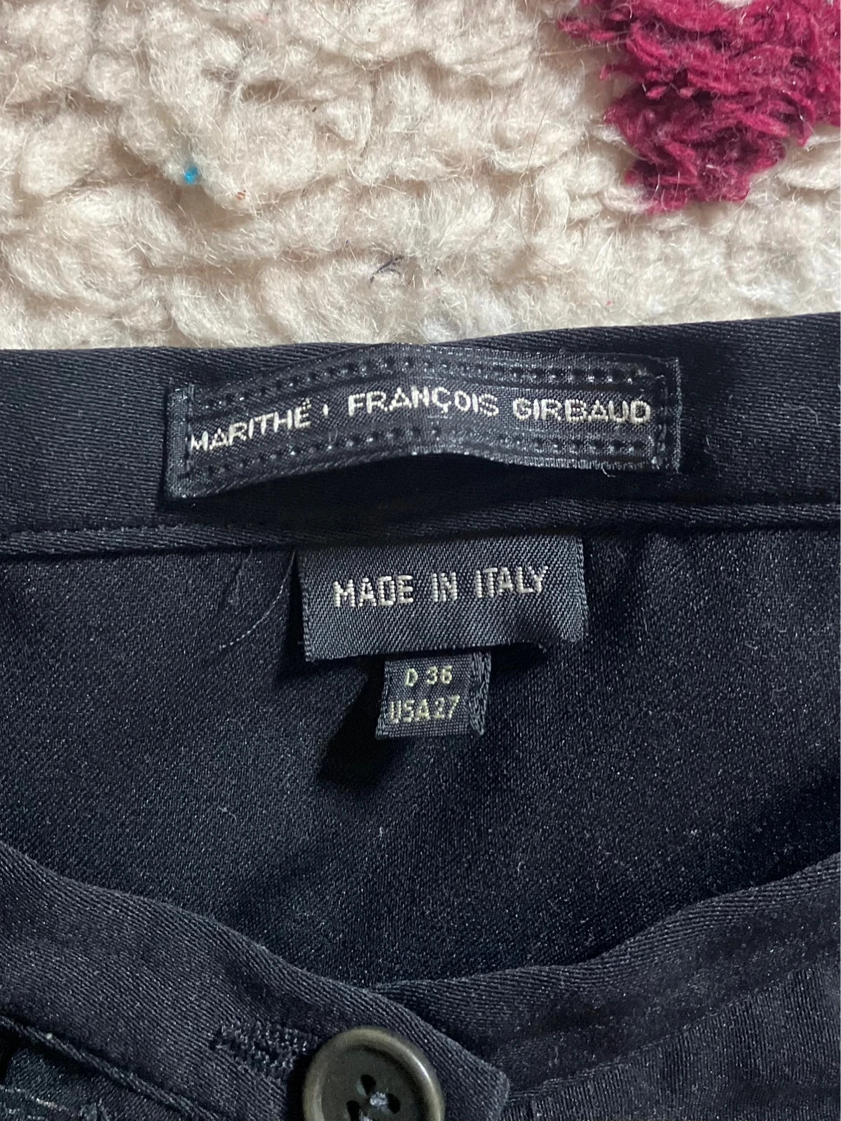 Gonna nera lunga Marithé e Girbaud, bellissimi i particolari della tasca sul fronte e dell’elastico a vista regolabile che la impreziosisce; presenta qualche segno del tempo, ma è stata tenuta in ottimo stato. Non sono sicura del materiale perché non è presente l’etichetta. 2