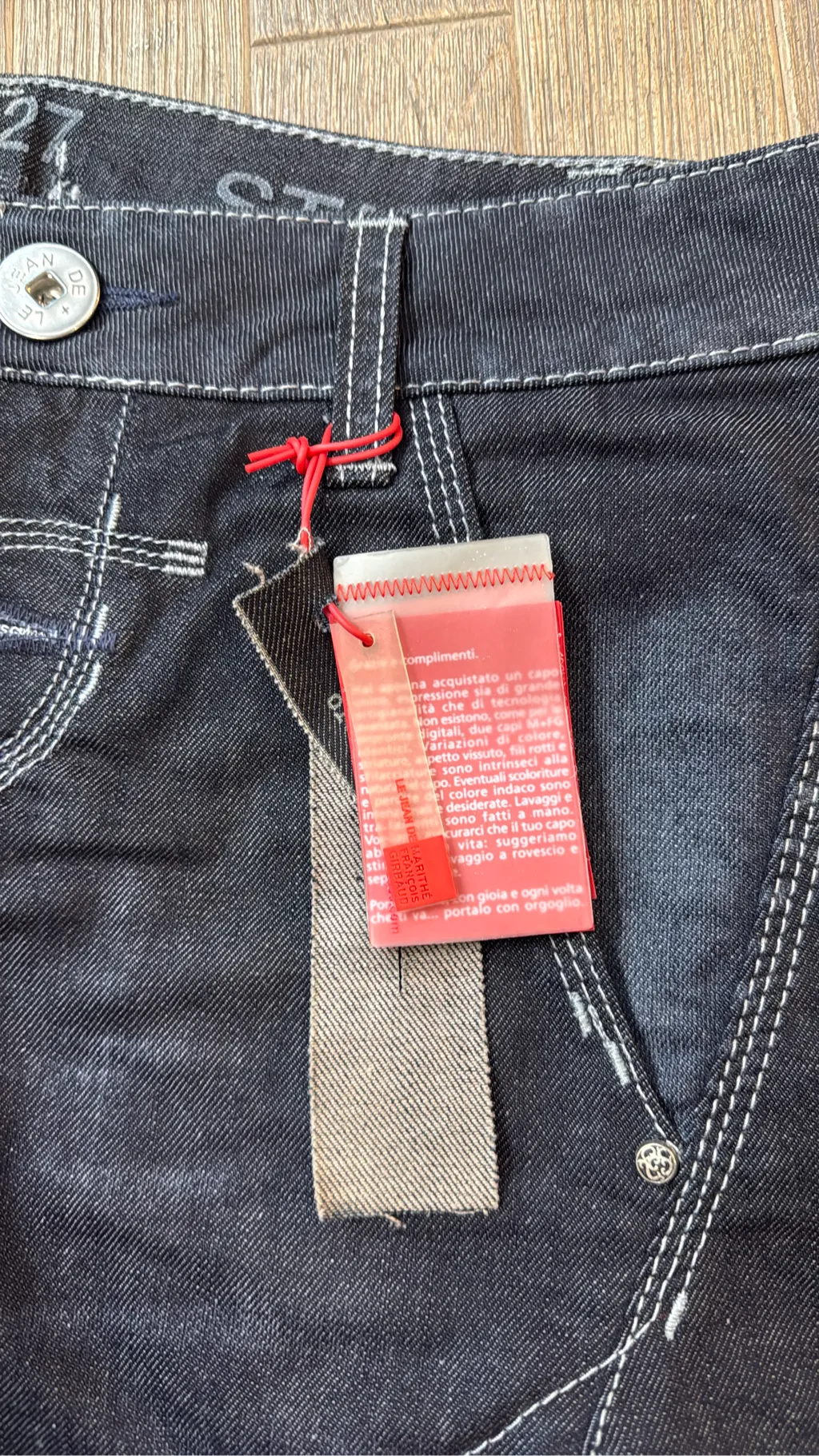 Jean évasé bleu foncé de la marque Marithé + François Girbaud, modèle Starwork, taille 27, neuf avec étiquettes. 3
