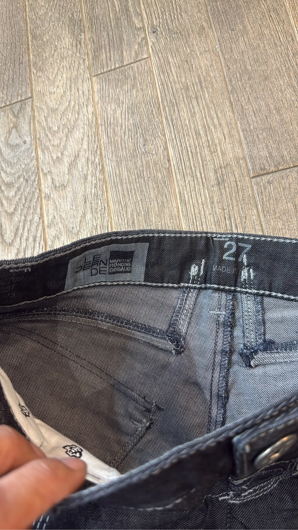 Jean évasé bleu foncé de la marque Marithé + François Girbaud, modèle Starwork, taille 27, neuf avec étiquettes. 6