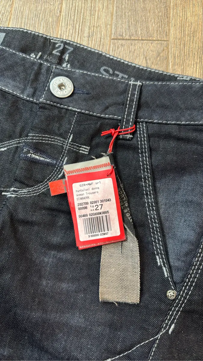 Jean évasé bleu foncé de la marque Marithé + François Girbaud, modèle Starwork, taille 27, neuf avec étiquettes. 2