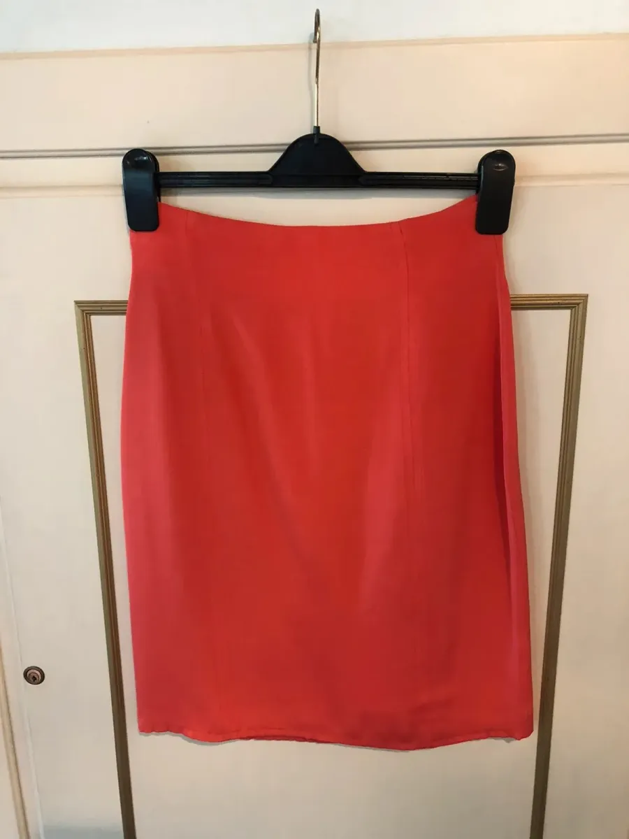 Jupe Blumarine en corail, pièce de la maison italienne au style romantique. Très bon état. Taille S (36).