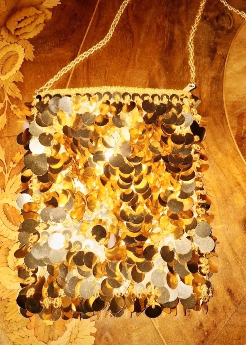 Sac à main de soirée en satin, accessoire vintage intemporel, idéal pour sublimer vos grandes occasions avec une touche d'élégance rétro.