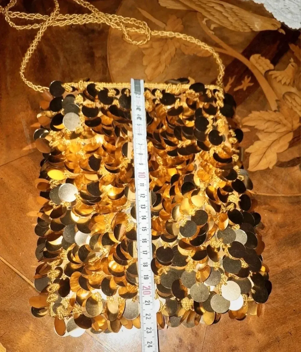 Evening handbag, a vintage accessory perfect for special occasions. 6