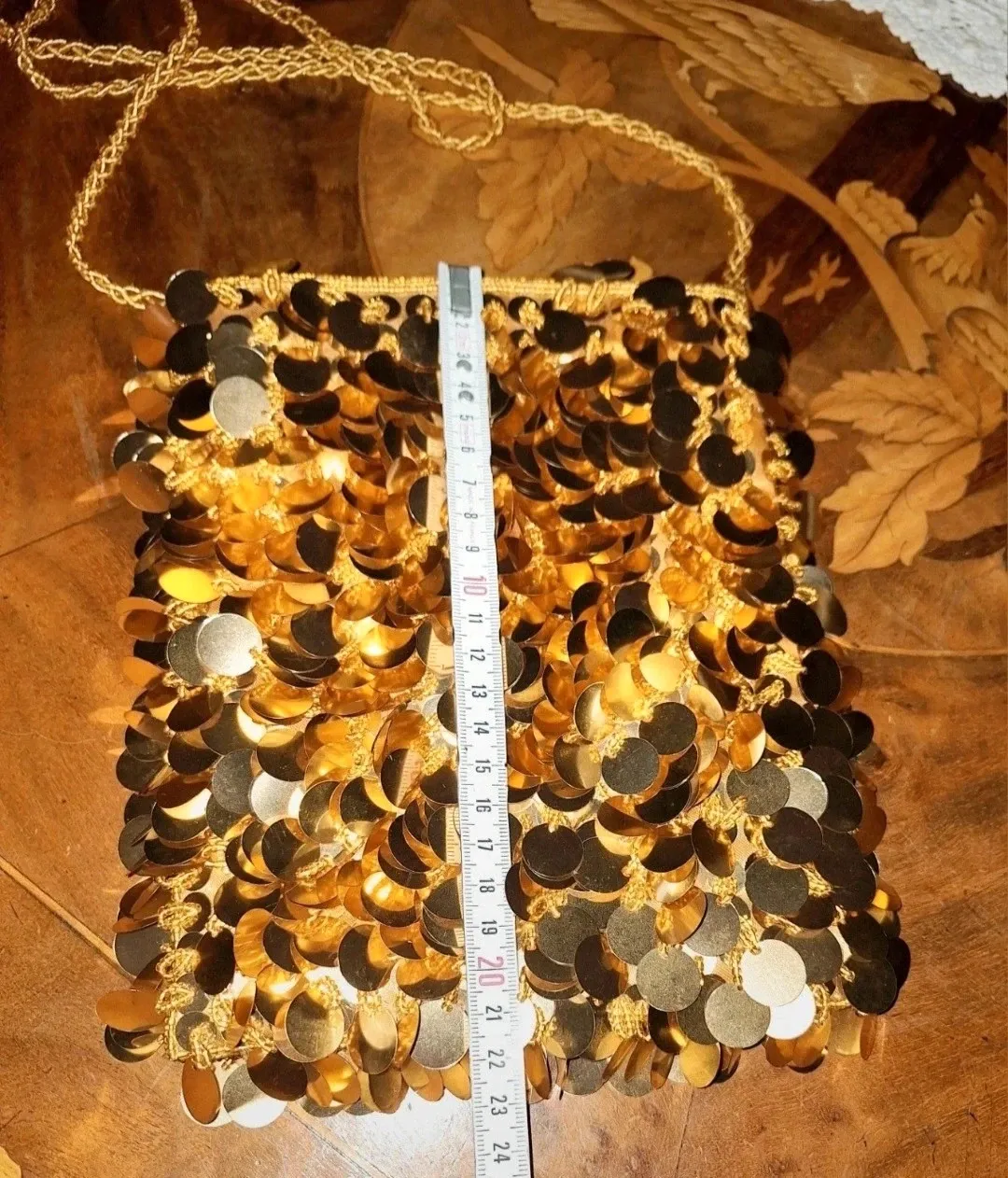 Evening handbag, a vintage accessory perfect for special occasions. 5