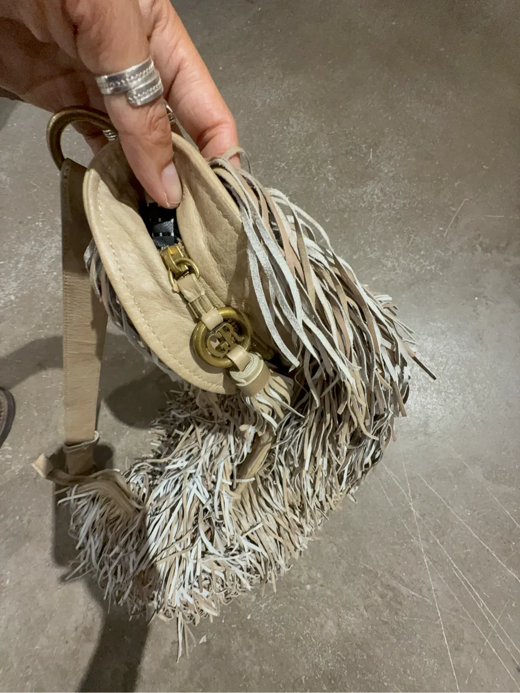Sac à bandoulière Georges Rech en cuir beige avec franges bicolores en daim. 3