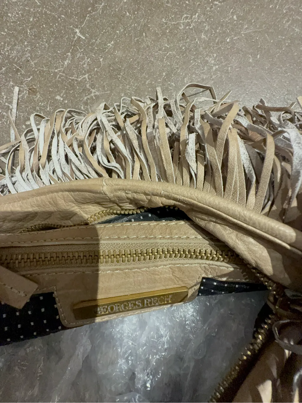 Sac à bandoulière Georges Rech en cuir beige avec franges bicolores en daim. 4