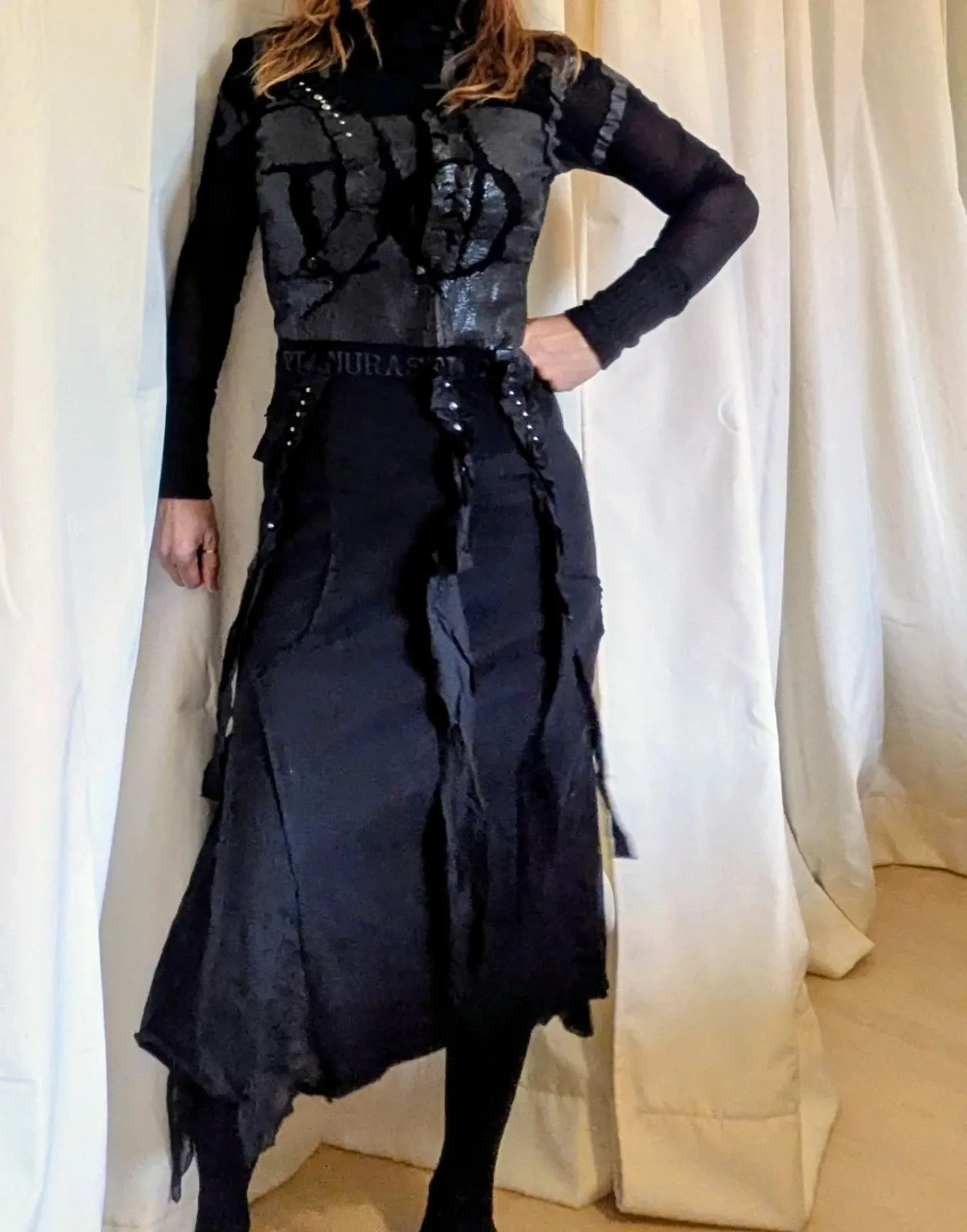 Asymmetric dress with a Y2K spirit, vintage piece with a decidedly on-trend style. Very good condition. Size S (36).