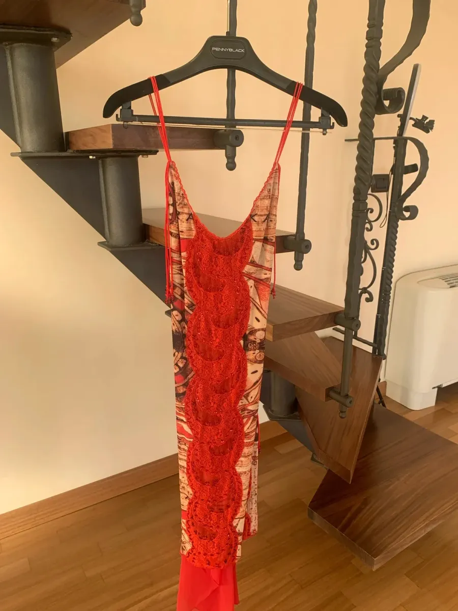 Robe vintage en rouge, pièce au dos croisé pour une silhouette élégante. Très bon état. Taille M (38).