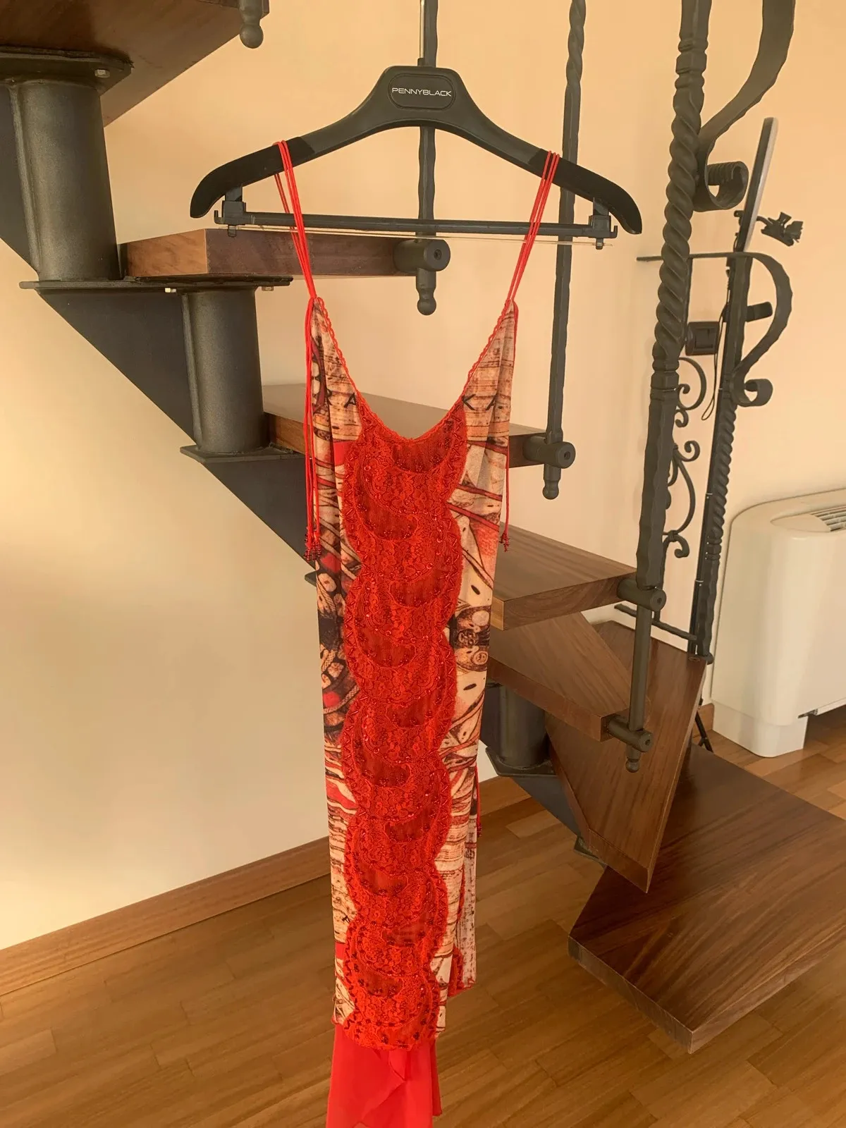 Vintage dress in red with a crossed back for an elegant silhouette. Very good condition. Size M (38).