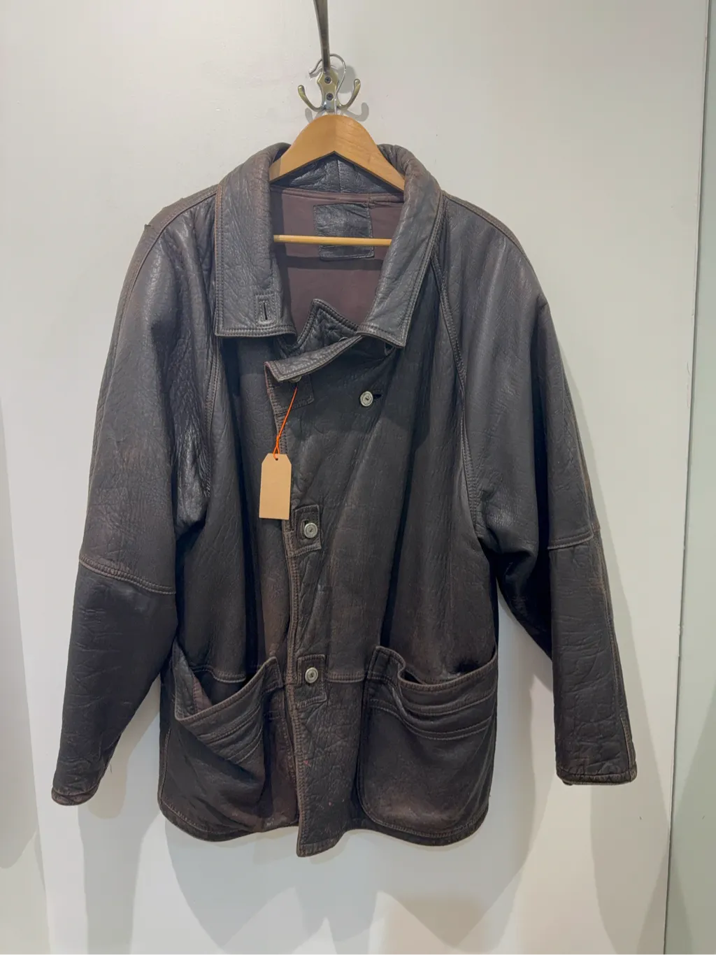 Veste en cuir marron vintage 1990, coupe ample avec doublure en rayonne.