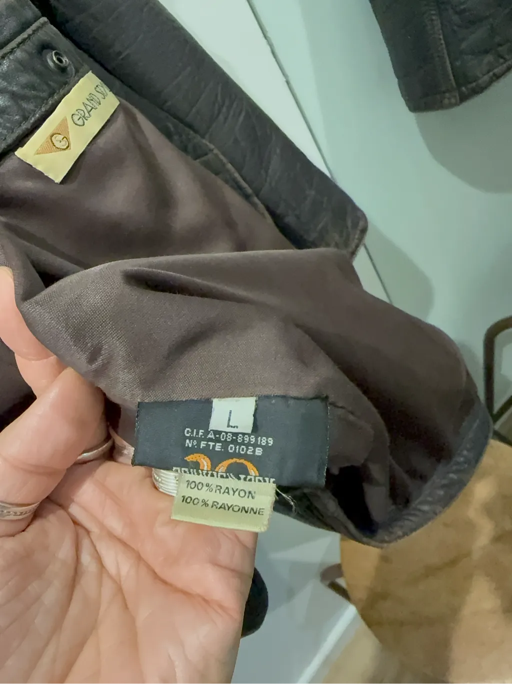 Veste en cuir marron vintage 1990, coupe ample avec doublure en rayonne. 5