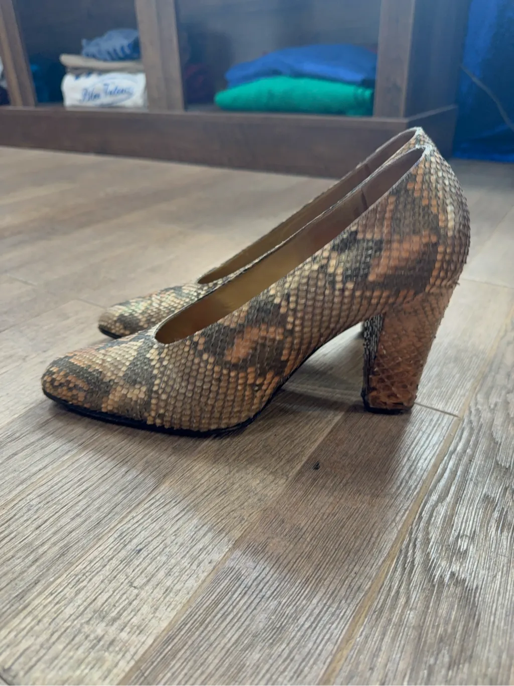 Escarpins en cuir imprimé serpent beige et marron avec talons épais, montrant une usure visible sur les semelles intérieures et les talons. 2