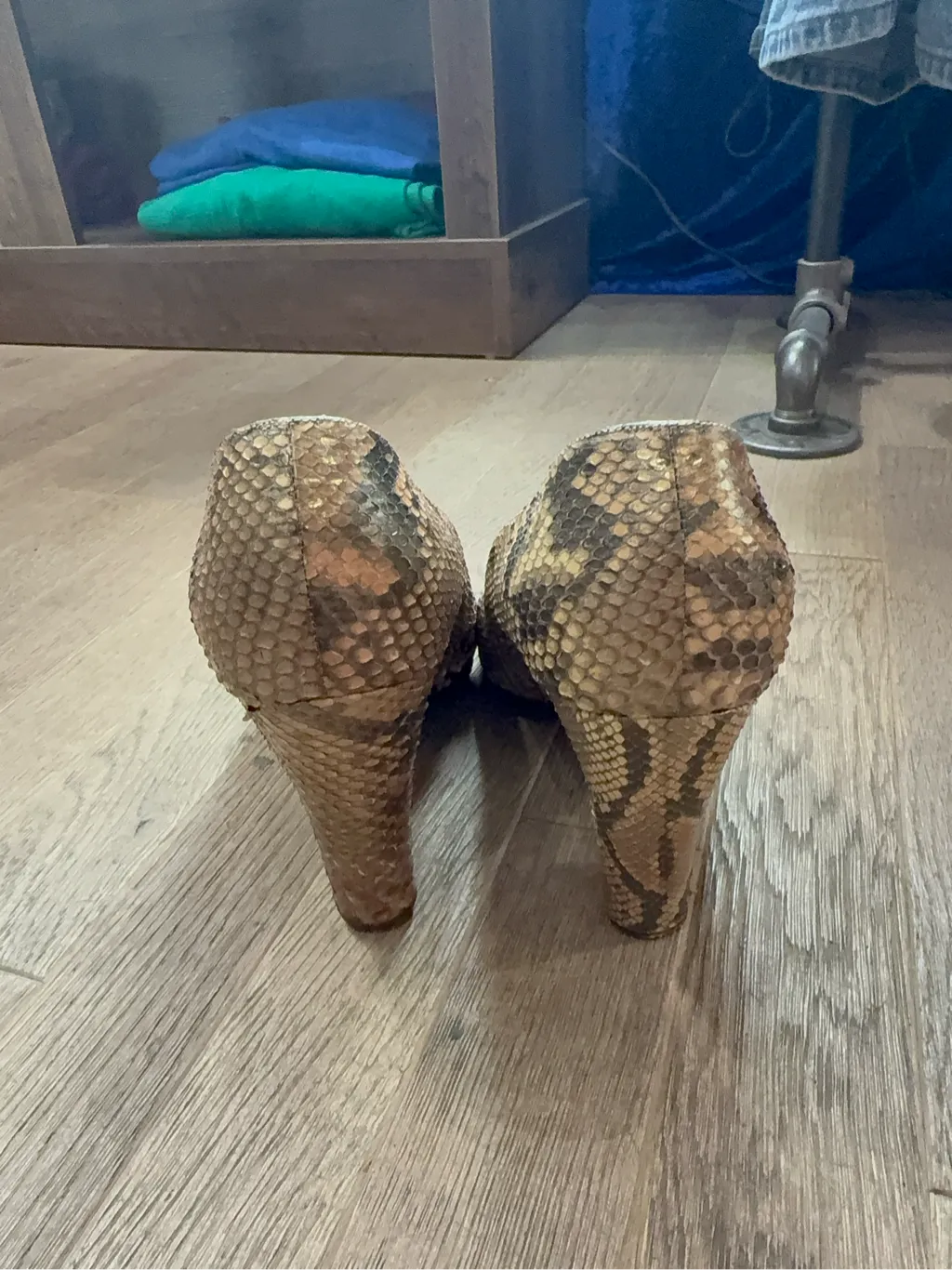 Escarpins en cuir imprimé serpent beige et marron avec talons épais, montrant une usure visible sur les semelles intérieures et les talons. 3