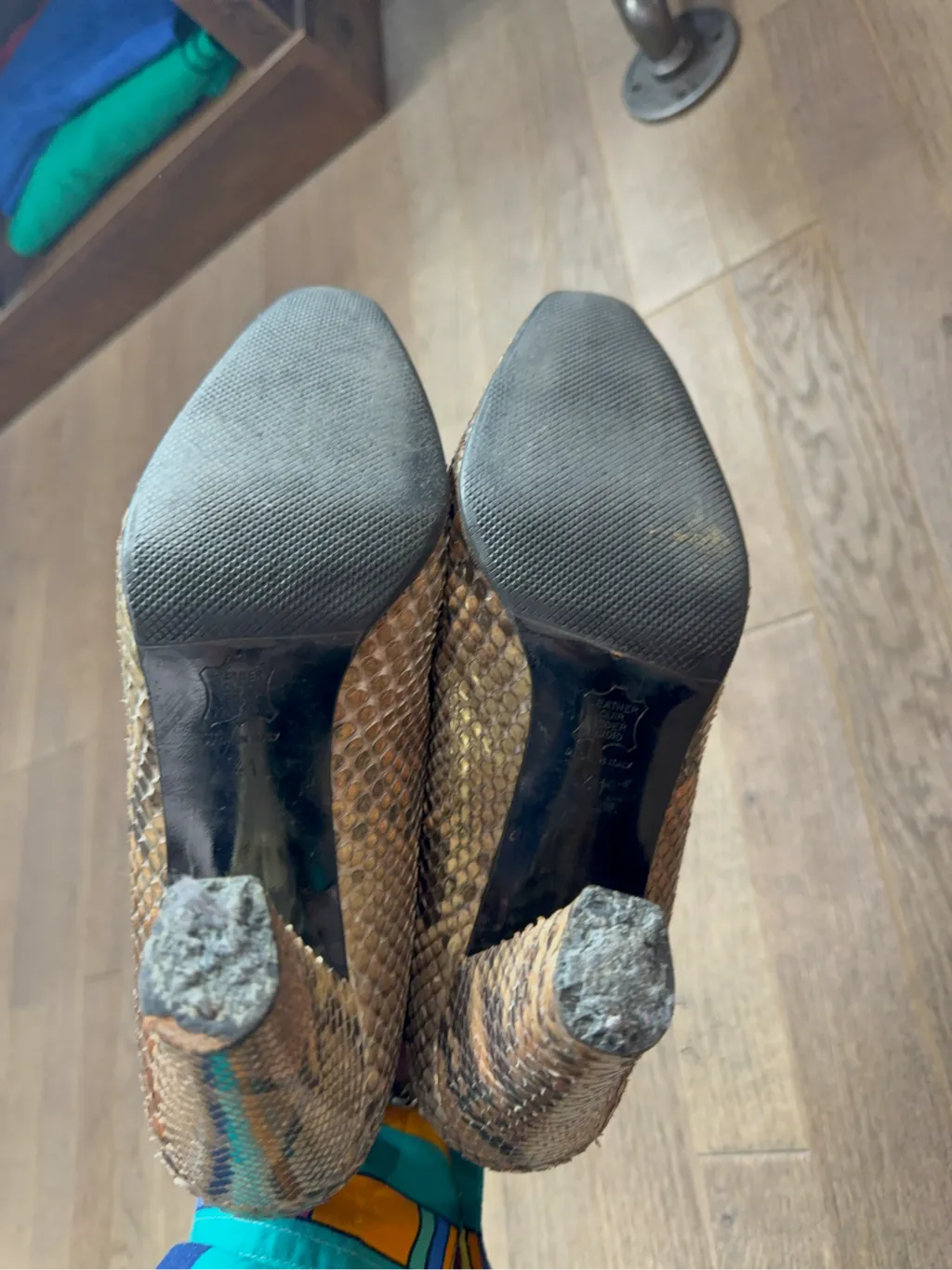 Escarpins en cuir imprimé serpent beige et marron avec talons épais, montrant une usure visible sur les semelles intérieures et les talons. 4