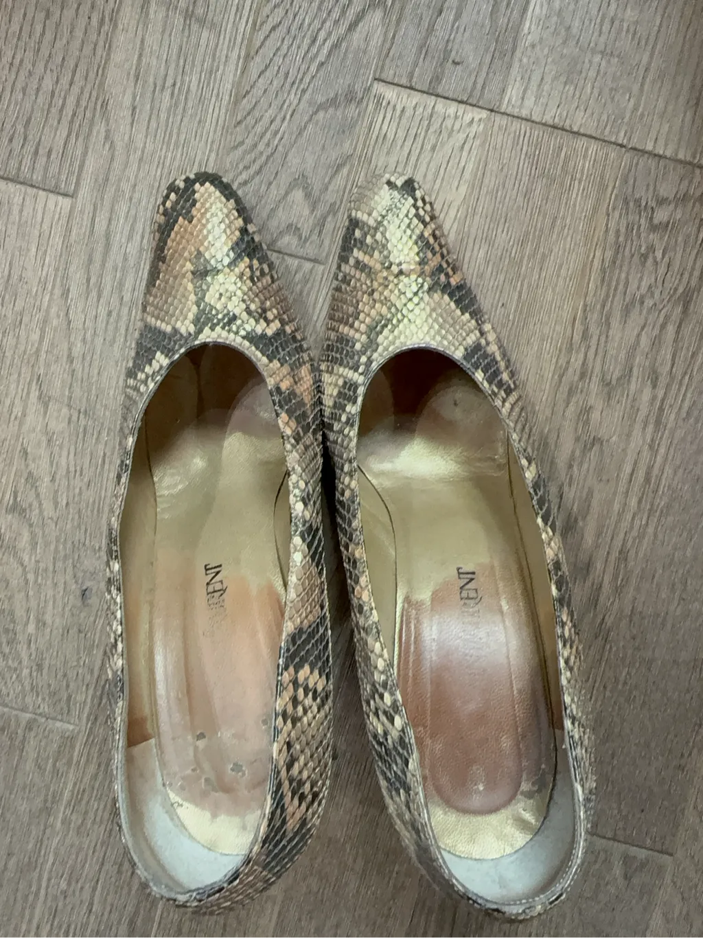 Escarpins en cuir imprimé serpent beige et marron avec talons épais, montrant une usure visible sur les semelles intérieures et les talons. 5