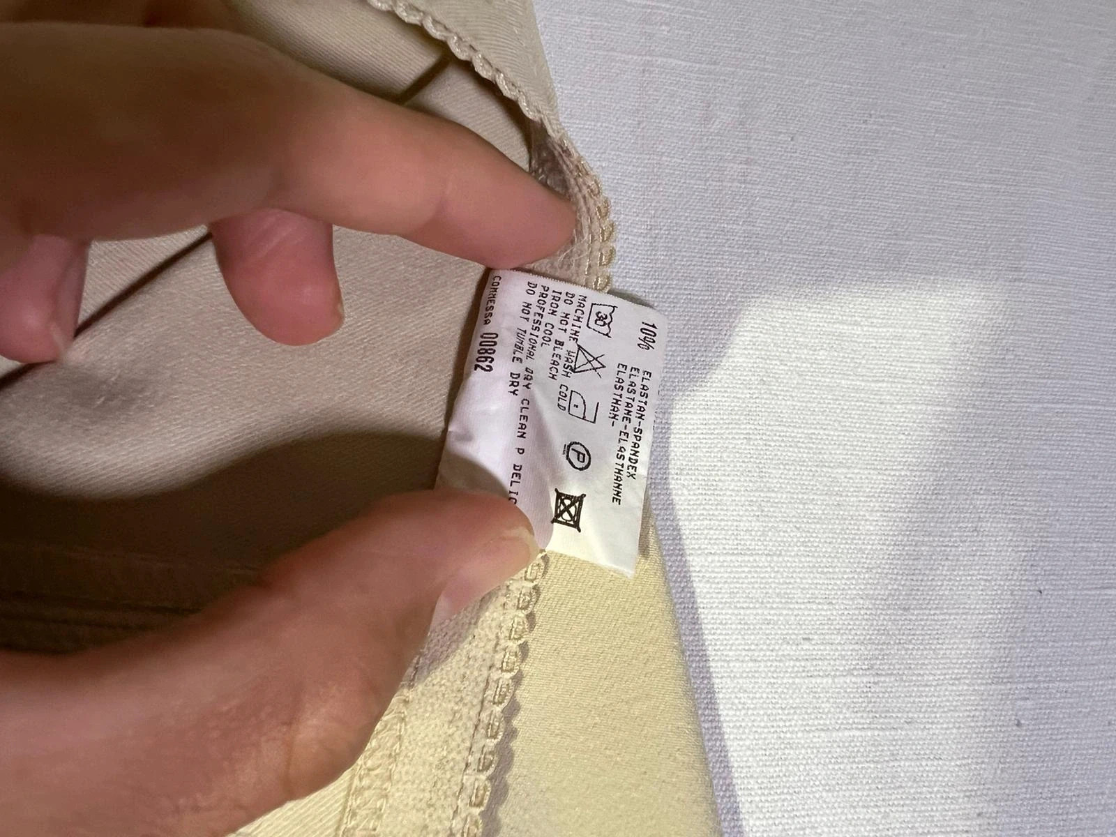 Marithé + François Girbaud - pantalon crème Tissu élastique Excellent état Coupe : Taille mi-haute, jambe droite légèrement évasée sur le bas (flare/bootcut). Longueur totale 93 cm Largeur taille 34 cm Largeur cuisse 25 cm Largeur bas 20 cm 7