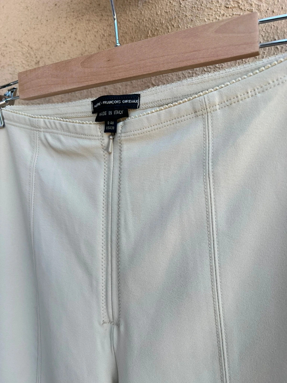 Marithé + François Girbaud - pantalon crème Tissu élastique Excellent état Coupe : Taille mi-haute, jambe droite légèrement évasée sur le bas (flare/bootcut). Longueur totale 93 cm Largeur taille 34 cm Largeur cuisse 25 cm Largeur bas 20 cm 4