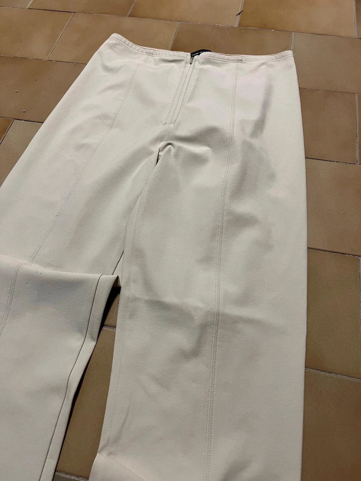 Marithé + François Girbaud - pantalon crème Tissu élastique Excellent état Coupe : Taille mi-haute, jambe droite légèrement évasée sur le bas (flare/bootcut). Longueur totale 93 cm Largeur taille 34 cm Largeur cuisse 25 cm Largeur bas 20 cm 2