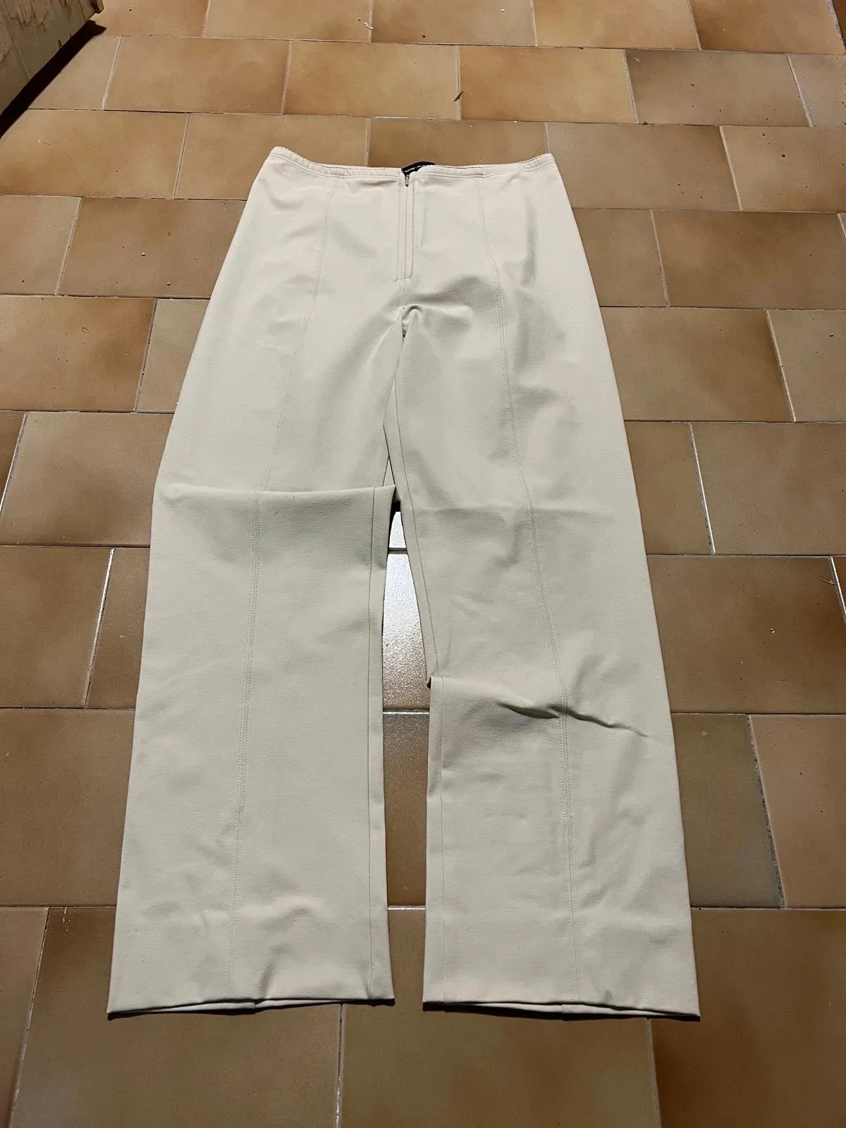 Marithé + François Girbaud — cream trousers. Stretch fabric. Excellent condition. Cut: mid-rise, straight leg slightly flared at the hem (flare/bootcut). Total length 93 cm, waist width 34 cm, thigh width 25 cm, hem width 20 cm