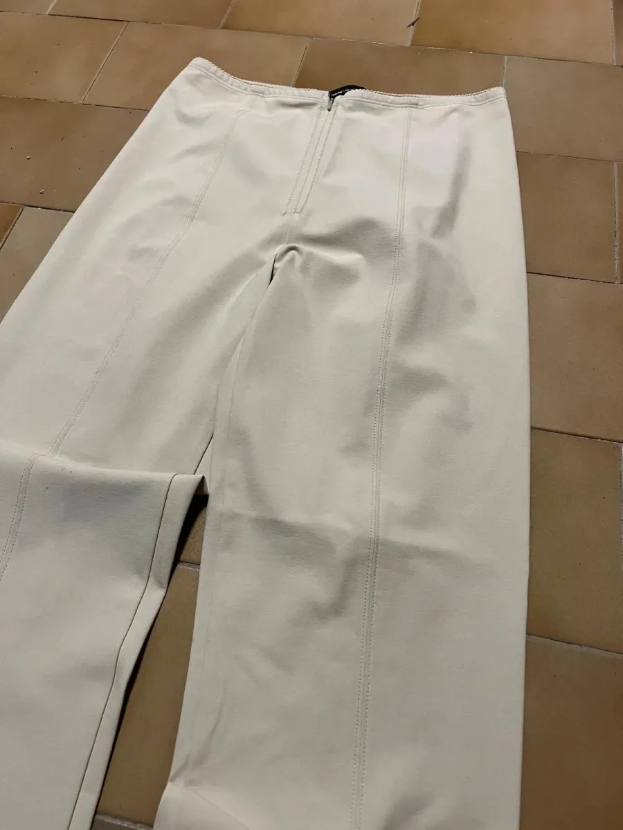 Marithé + François Girbaud - pantalon crème Tissu élastique Excellent état Coupe : Taille mi-haute, jambe droite légèrement évasée sur le bas (flare/bootcut). Longueur totale 93 cm Largeur taille 34 cm Largeur cuisse 25 cm Largeur bas 20 cm 2