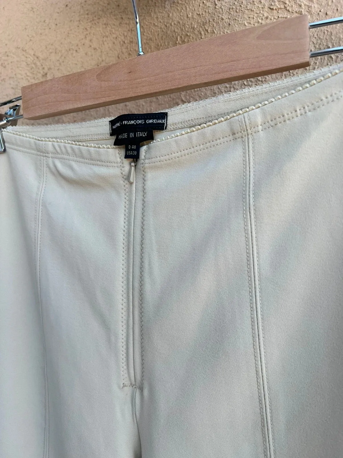 Marithé + François Girbaud — cream trousers. Stretch fabric. Excellent condition. Cut: mid-rise, straight leg slightly flared at the hem (flare/bootcut). Total length 93 cm, waist width 34 cm, thigh width 25 cm, hem width 20 cm 4
